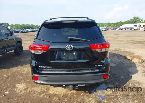 2018 Toyota Highlander Se z USA, uszkodzony, nr VIN 5TDJZRFH7JS868717